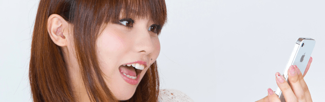LINEをする女性