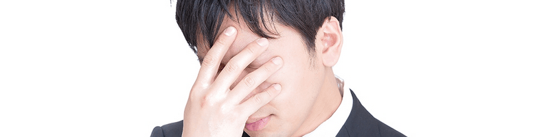落ち込む男性