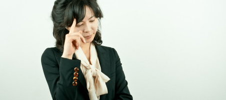 仕事で悩む女性