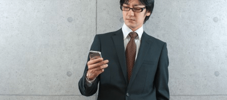 メールする男性