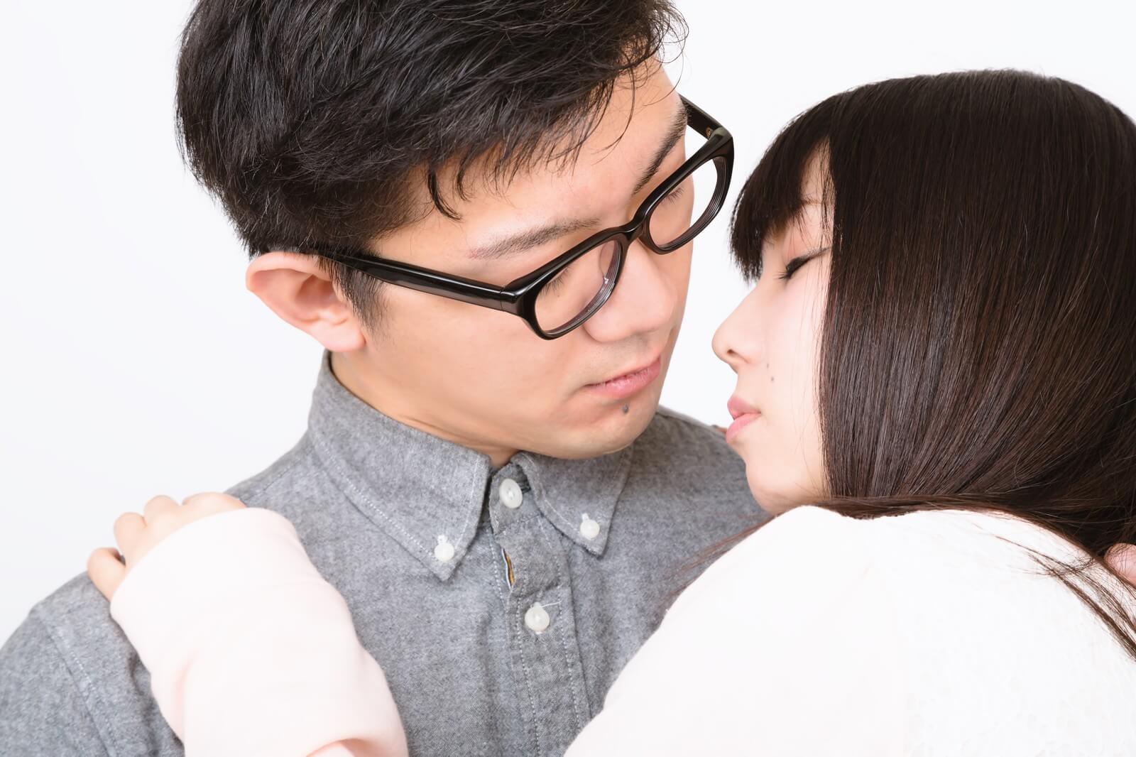 キスと同時に胸を触ろうとする彼氏の心理 理由 目的