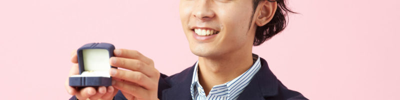 結婚を前提に付き合いたいと告白する男性