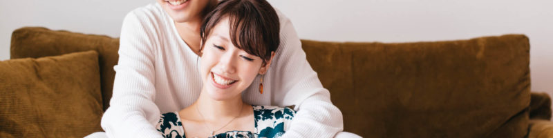 ハグする男性